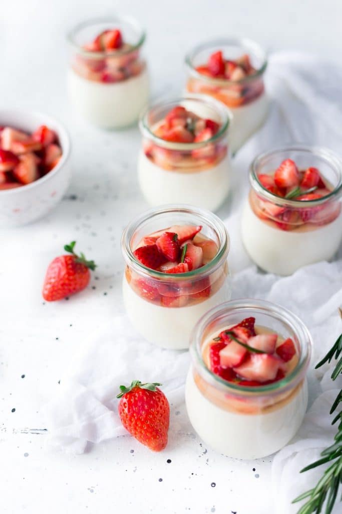Yogures con trozos de fresas preparados en yogur